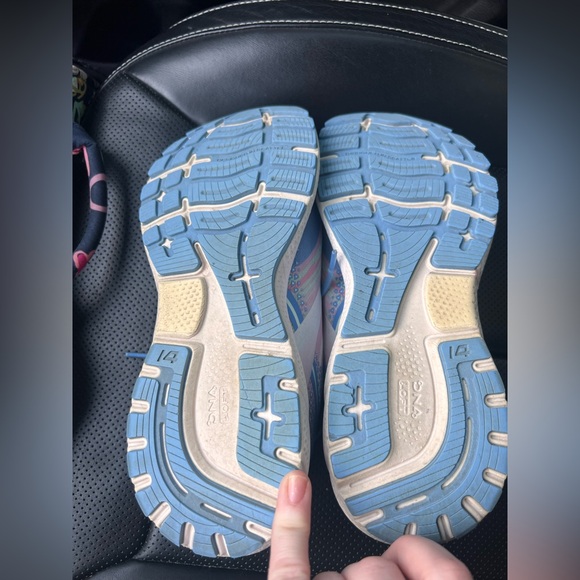 Brooks Ghost size 8.5 - Picture 4 of 5